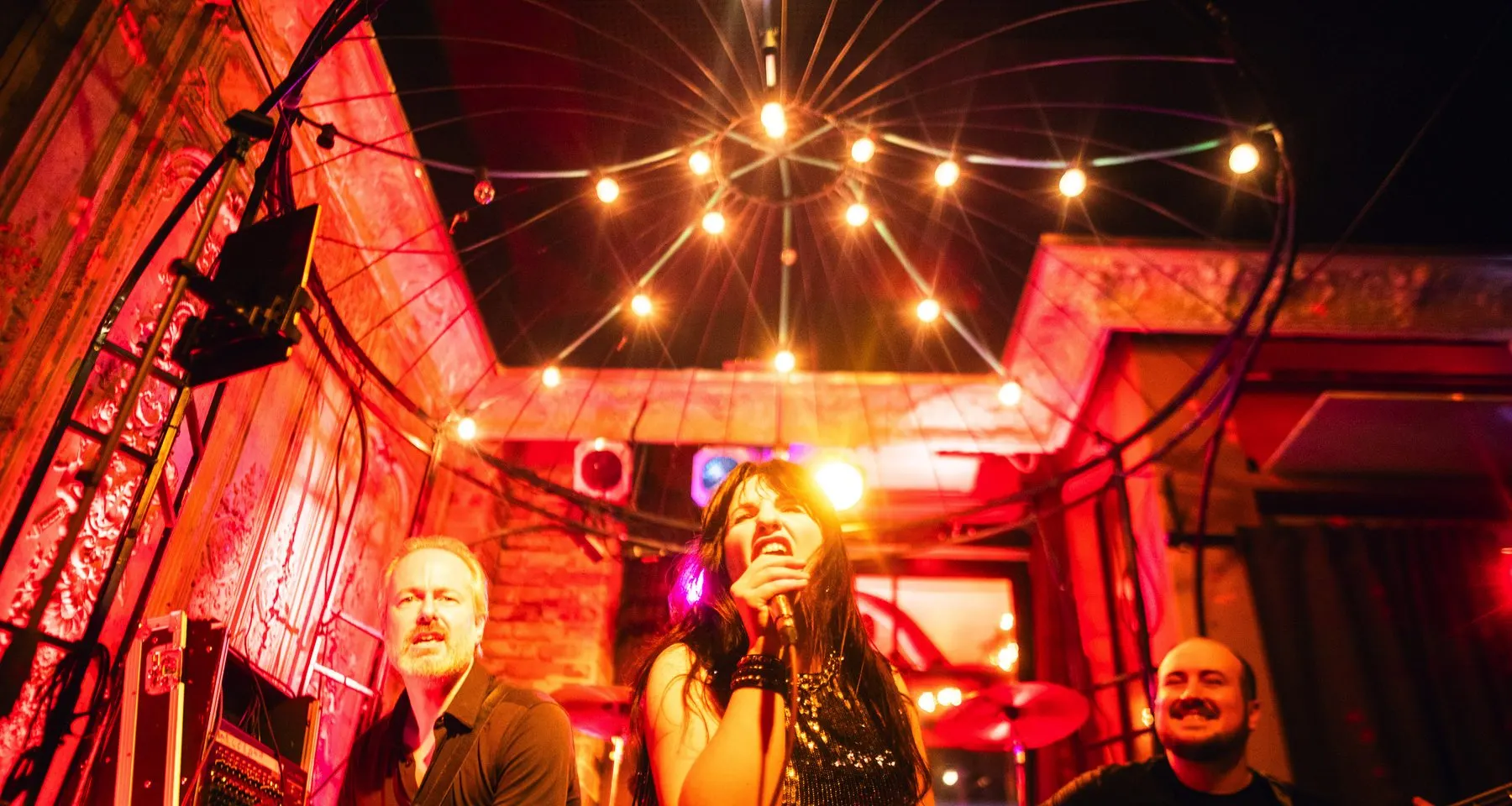 Band unter Lichterketten auf der Käfigbühne der Alten Liebe