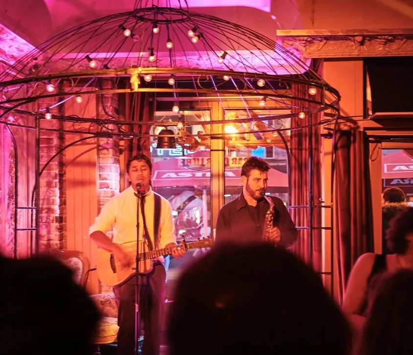 Band mit Sänger und Saxofon auf der Käfigbühne